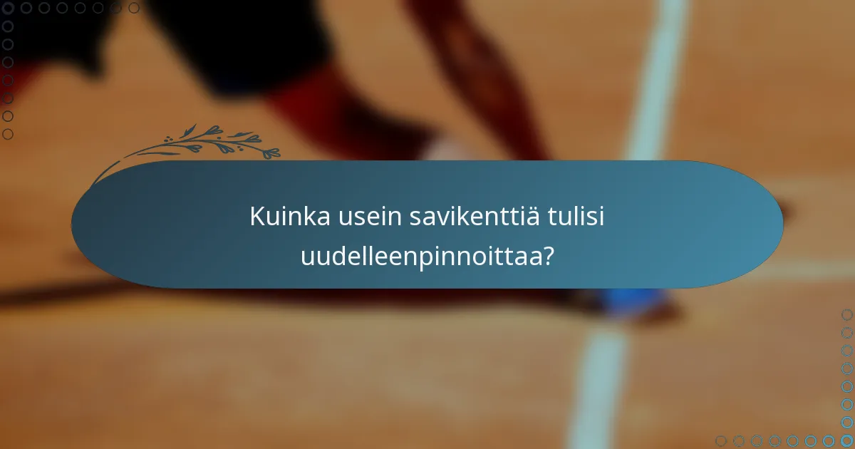 Kuinka usein savikenttiä tulisi uudelleenpinnoittaa?